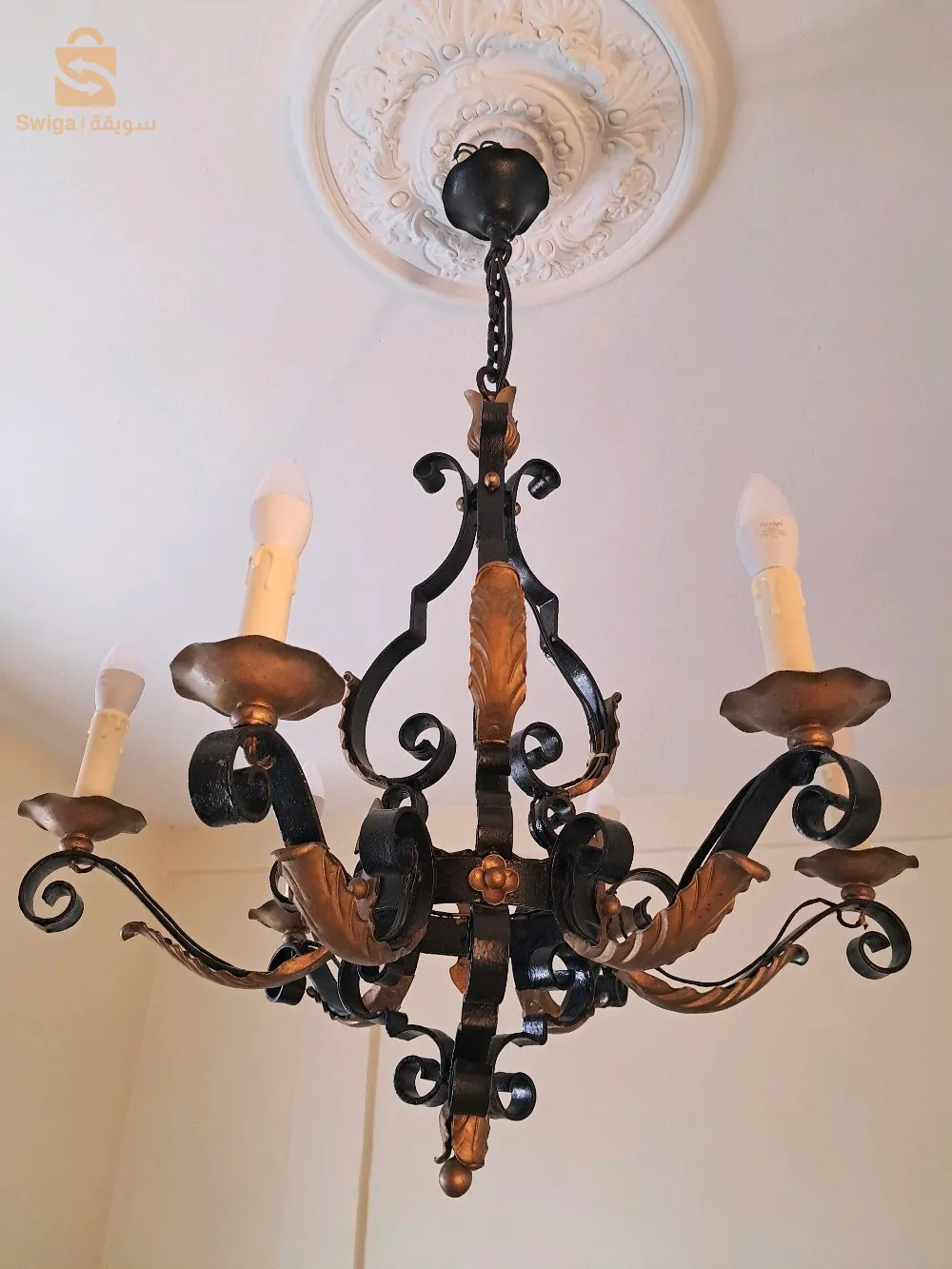 ثريا كبيرة وجميلة بستة شموع مصنوعة من الحديد المطاوع.