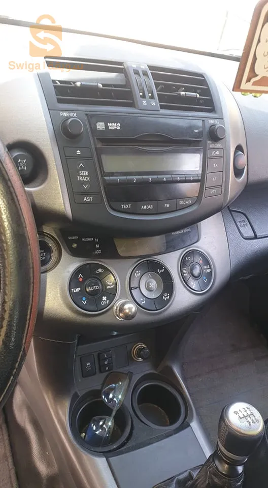 بيع سيارة تويوتا RAV4