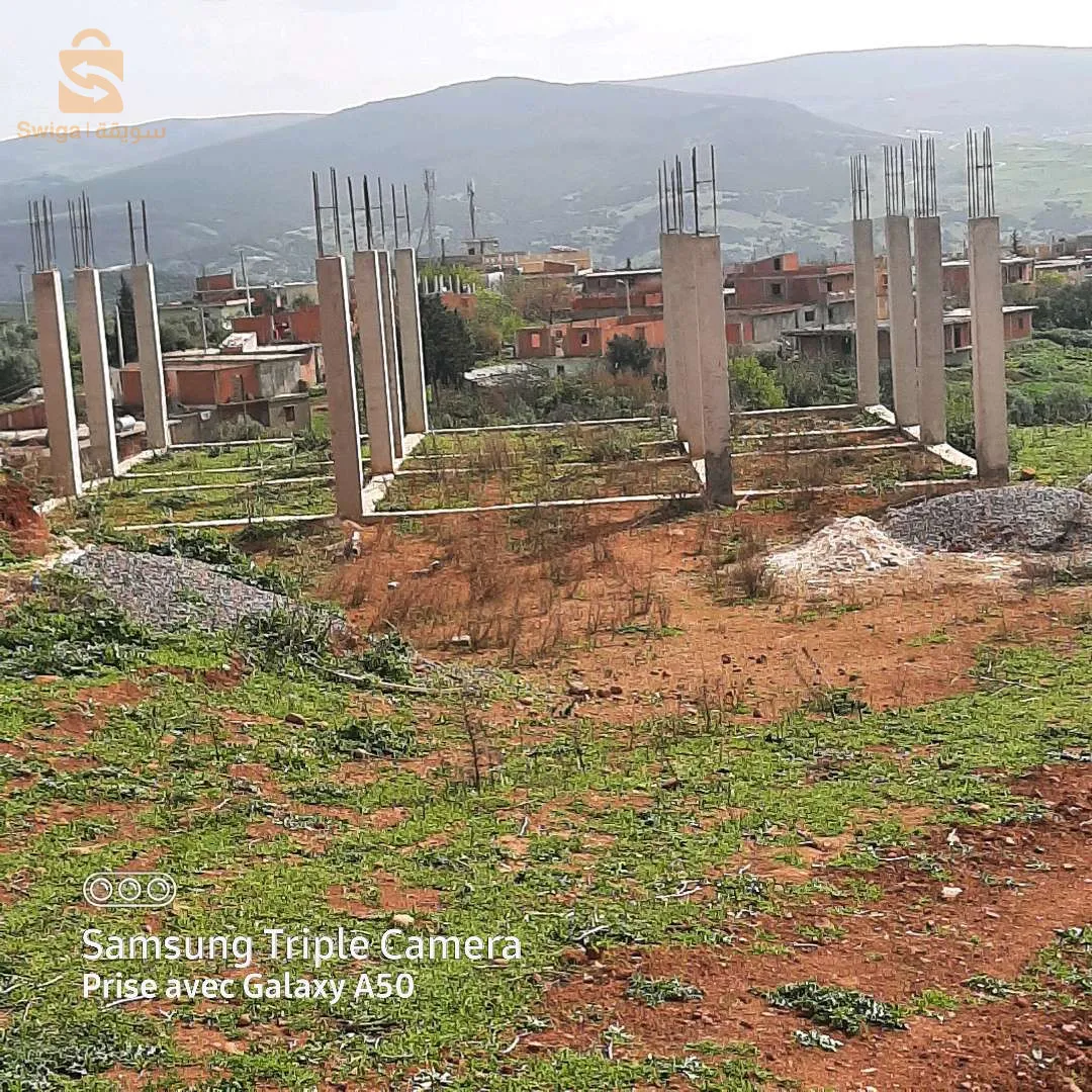 بناء ريفي ذو 4 واجهات ..،مساحة 120+10م، بلاط.فورم + 16 عمود
مطل على سد بوهمدان ،تابع لدائرة بوهمدان في قرية الرقوبة يبعد حوالي 7كم عن دائرة حمام دباغ.