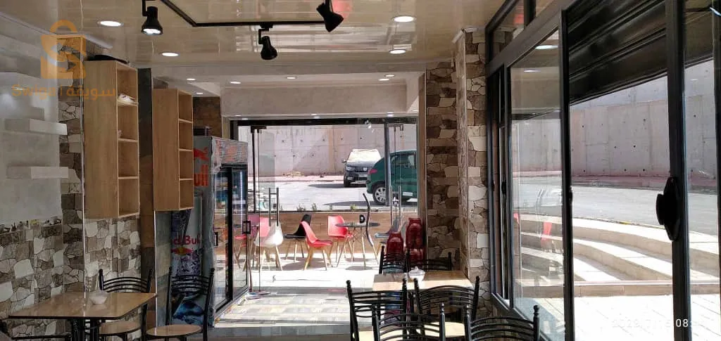 في 1️⃣6️⃣ مارس 2️⃣0️⃣2️⃣4️⃣ 
نضع لكم العقار رقم 5️⃣8️⃣7️⃣ 
         📌 للبيع 📌
مقهى الرتاج مجهزة المساحة 4️⃣1️⃣ متر مربع ✨
 الحالة الادارية عقد موثق ✨
فيها أماكن مخصصة لركن  السيارات و الدراجات  النارية 🏍️✨ والإستمتاع بفنجان قهوة رائع💥
العنوان: المدينة الجديدة علي منجلي UV 2️⃣✨
قريبة من yes maul 📌
قريبة من مركز البريد 💥
سينجز بجانبها مشروع لوزارة المالية ✨
 ثلاث واجهات للعمل مباشرة وللاستثمار مجهزة مقهى ووجبات سريعة 💥
السعر : 1️⃣ مليار و8️⃣0️⃣0️⃣ مليون قابل للتفاوض باليسير لتفاصيل اكثر اترك لنا تعليق في المسنجر أو اتصل على الرقمين التاليين 🏡
 0️⃣5️⃣5️⃣0️⃣9️⃣0️⃣2️⃣5️⃣5️⃣8️⃣ .أو 0️⃣6️⃣5️⃣7️⃣7️⃣7️⃣1️⃣5️⃣8️⃣9️⃣