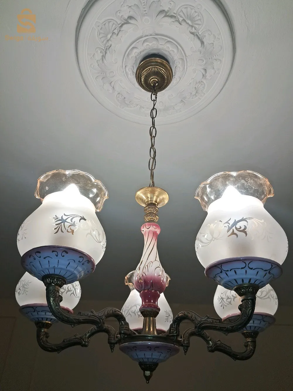 ثريا جميلة، عتيقة، لزخرفية التي تعود إلى الفترة النموذجية من ثلاثينات وأربعينات القرن الماضي، مصنوعة يدوياً بأسلوب ايطالي رفيع كابوديمونتي