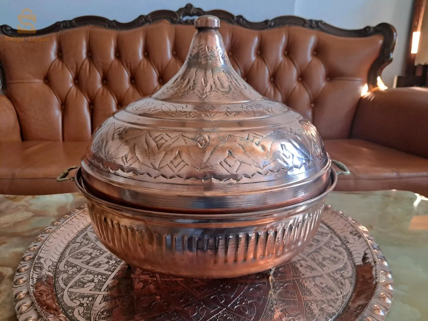 عرض بيع صحنين عشاء من النحاس بطراز عثماني. لهما نفس الشكل مع اختلاف طفيف بالحجم، بمظهر حرفي ساحر وتقليدي.