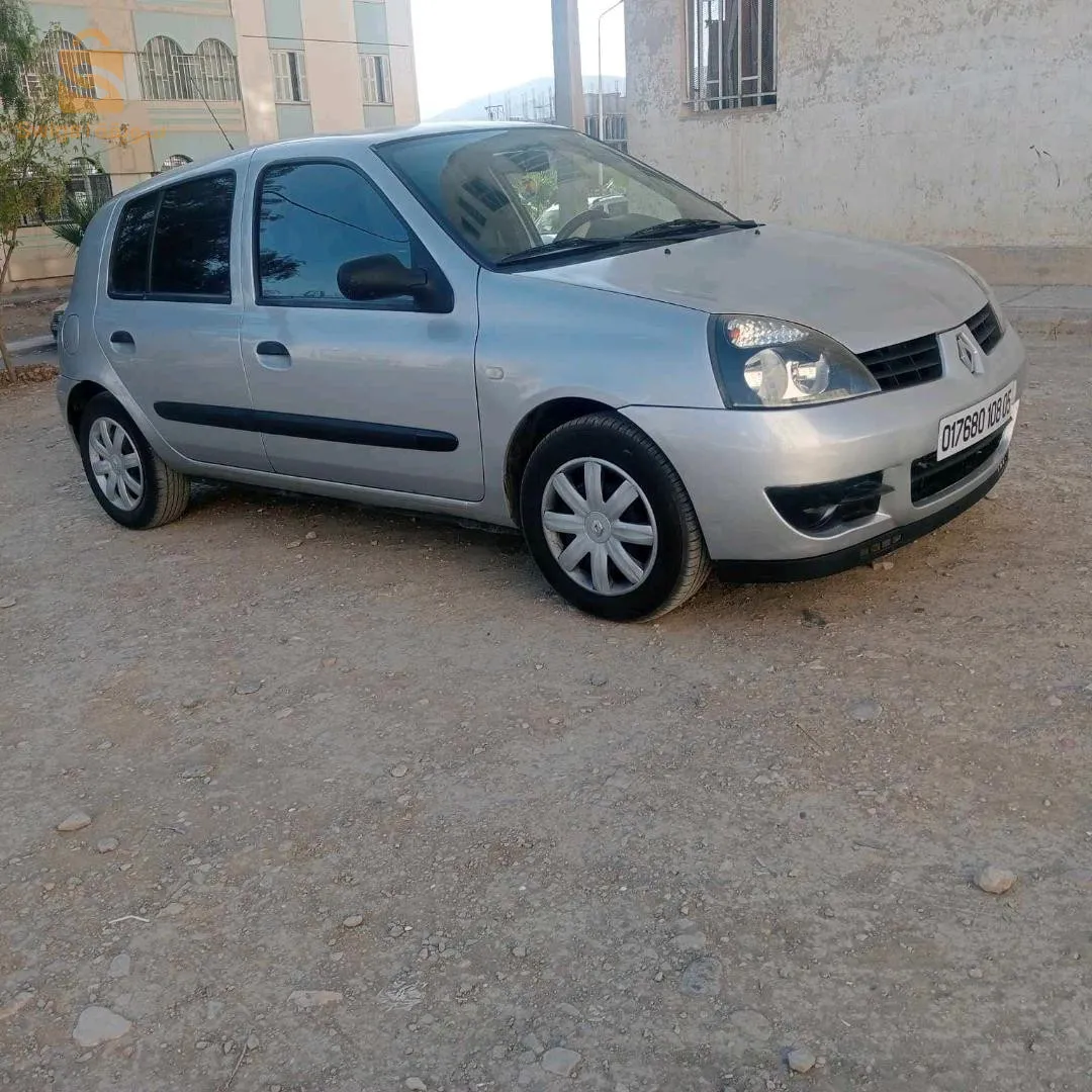 كليو كومبيس 2008 لا باز 1.2 سامبل شيبي 
ماشيا 351 موتار مريفيزي 
فيها قرعة ڨاز جديدة 2023
معاود فيها ليبارشوك في زوج 
و باب مرشوش فارني على برا 
و زوج ليراكور باينين بلحمر في ليفوطو 
و فروا صغيرة خلاص في القصعة   
رقم الهاتف 0698930535