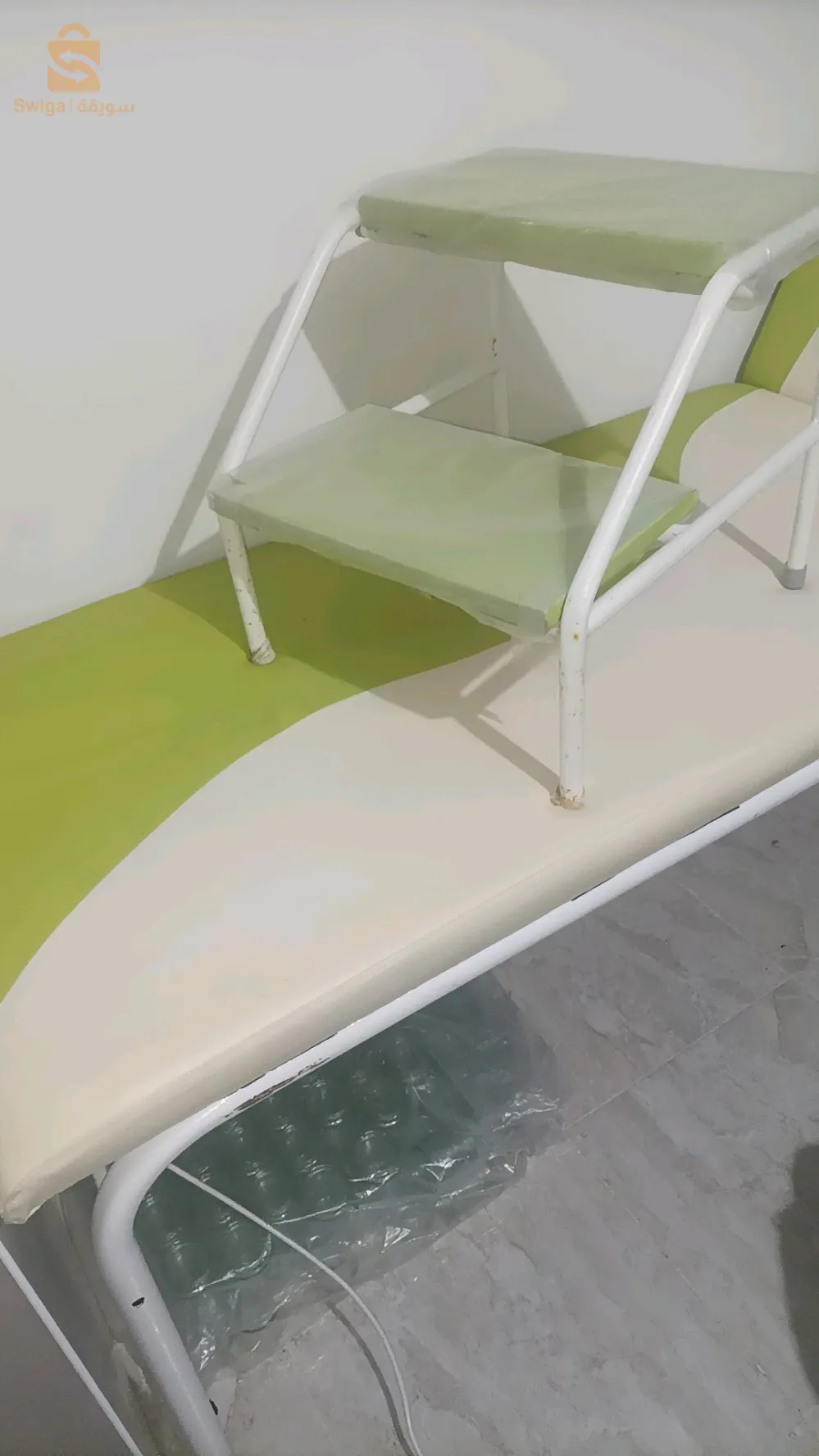 سرير طبي و مكتب للبيع