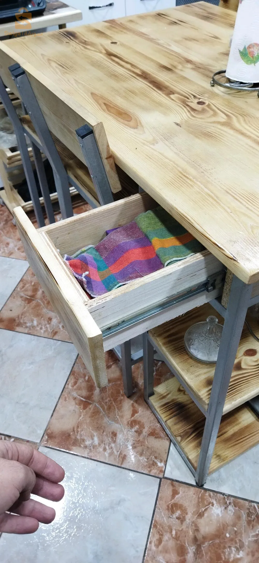 0552.02.37.09 table bar avec 4 chaise robuste