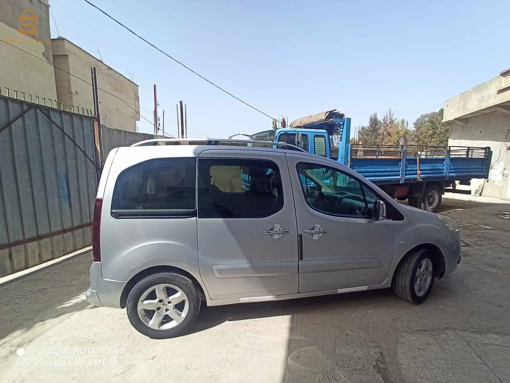 سيارة عائلية