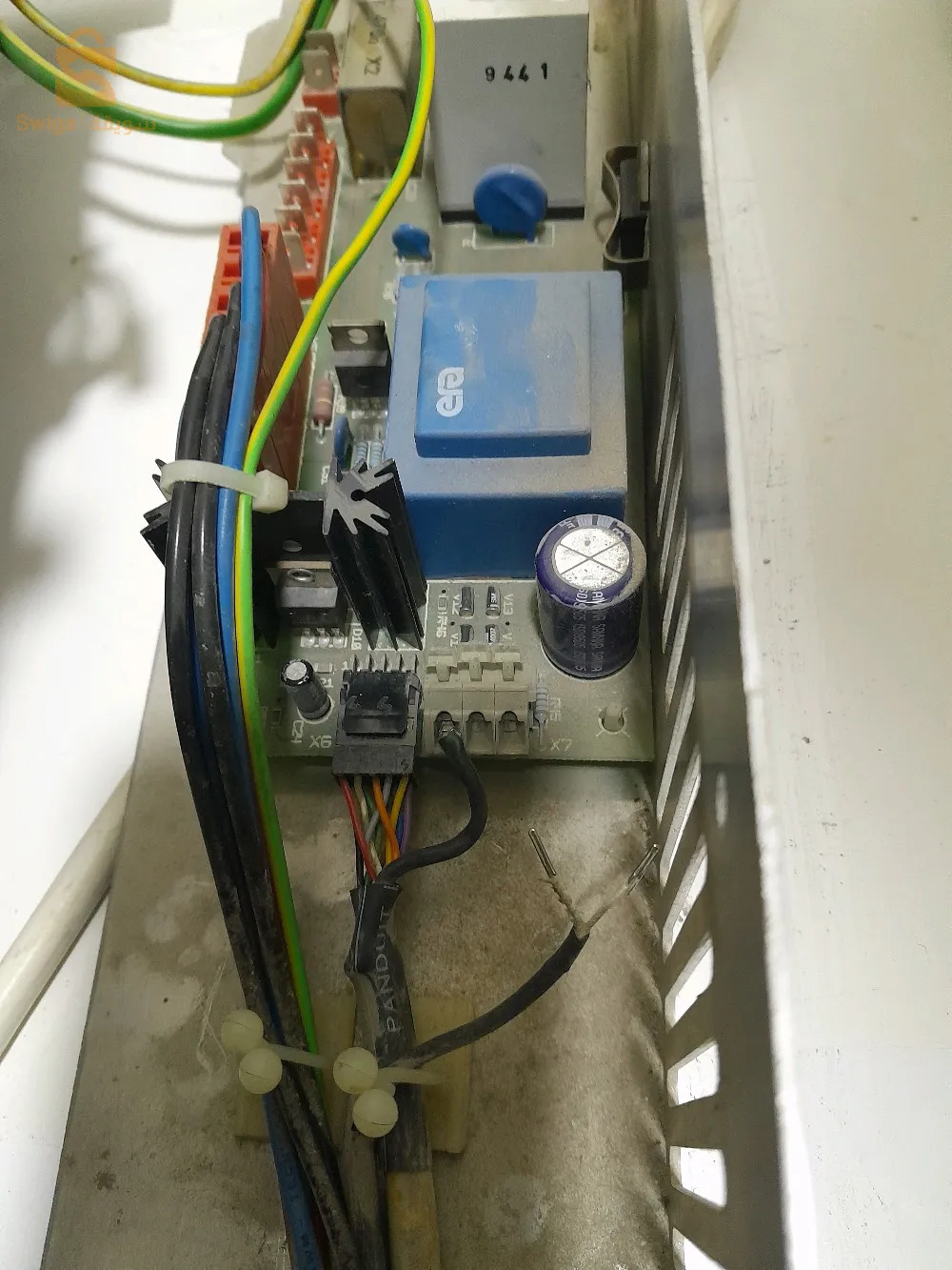 انا من الجزائر  عندي خبرة حوالى ما يزيد على 25 سنة فى صيانة آلات الصناعية خاصة منها الطابعات  الكبيرة التى تعمل فى تغليف المنتجات وغيرها من آلات الصناعية  مع العلم عندي شركتى الخاصة هنا فى الجزائر