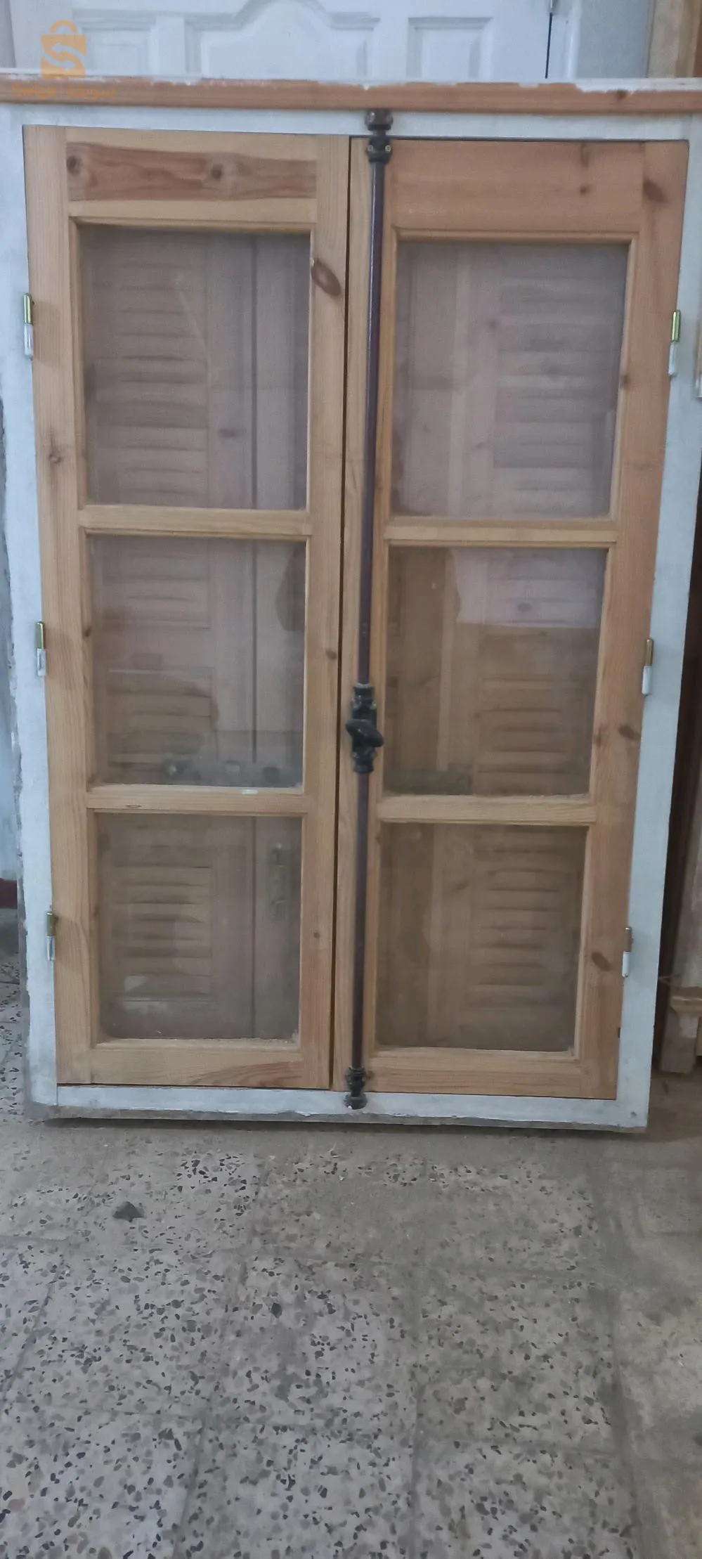 أبواب خشبية ونافذة