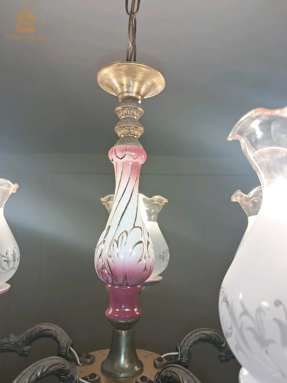 ثريا جميلة، عتيقة، لزخرفية التي تعود إلى الفترة النموذجية من ثلاثينات وأربعينات القرن الماضي، مصنوعة يدوياً بأسلوب ايطالي رفيع كابوديمونتي