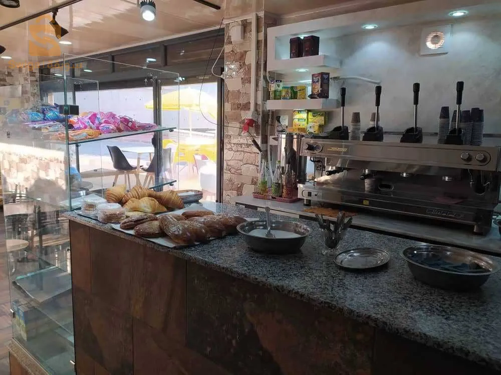 في 1️⃣6️⃣ مارس 2️⃣0️⃣2️⃣4️⃣ 
نضع لكم العقار رقم 5️⃣8️⃣7️⃣ 
         📌 للبيع 📌
مقهى الرتاج مجهزة المساحة 4️⃣1️⃣ متر مربع ✨
 الحالة الادارية عقد موثق ✨
فيها أماكن مخصصة لركن  السيارات و الدراجات  النارية 🏍️✨ والإستمتاع بفنجان قهوة رائع💥
العنوان: المدينة الجديدة علي منجلي UV 2️⃣✨
قريبة من yes maul 📌
قريبة من مركز البريد 💥
سينجز بجانبها مشروع لوزارة المالية ✨
 ثلاث واجهات للعمل مباشرة وللاستثمار مجهزة مقهى ووجبات سريعة 💥
السعر : 1️⃣ مليار و8️⃣0️⃣0️⃣ مليون قابل للتفاوض باليسير لتفاصيل اكثر اترك لنا تعليق في المسنجر أو اتصل على الرقمين التاليين 🏡
 0️⃣5️⃣5️⃣0️⃣9️⃣0️⃣2️⃣5️⃣5️⃣8️⃣ .أو 0️⃣6️⃣5️⃣7️⃣7️⃣7️⃣1️⃣5️⃣8️⃣9️⃣