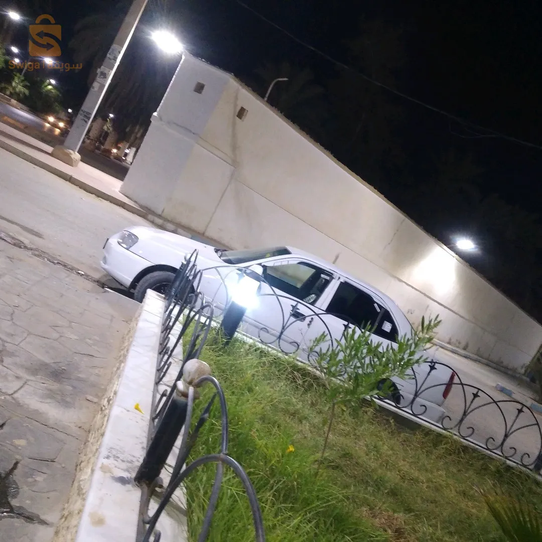 سياره اجره باللون الابيض