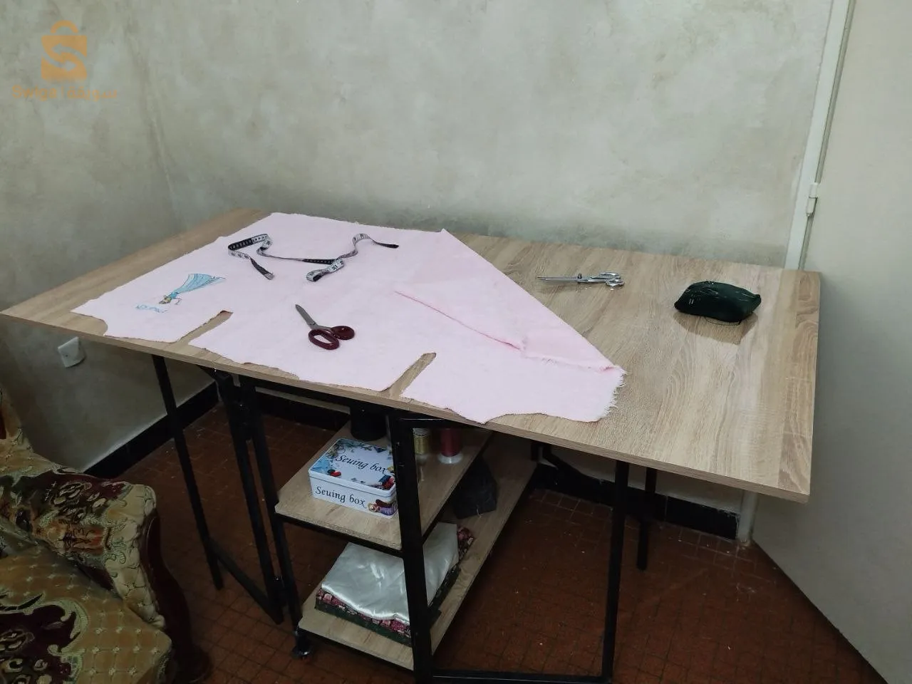 Foldable tailoring table