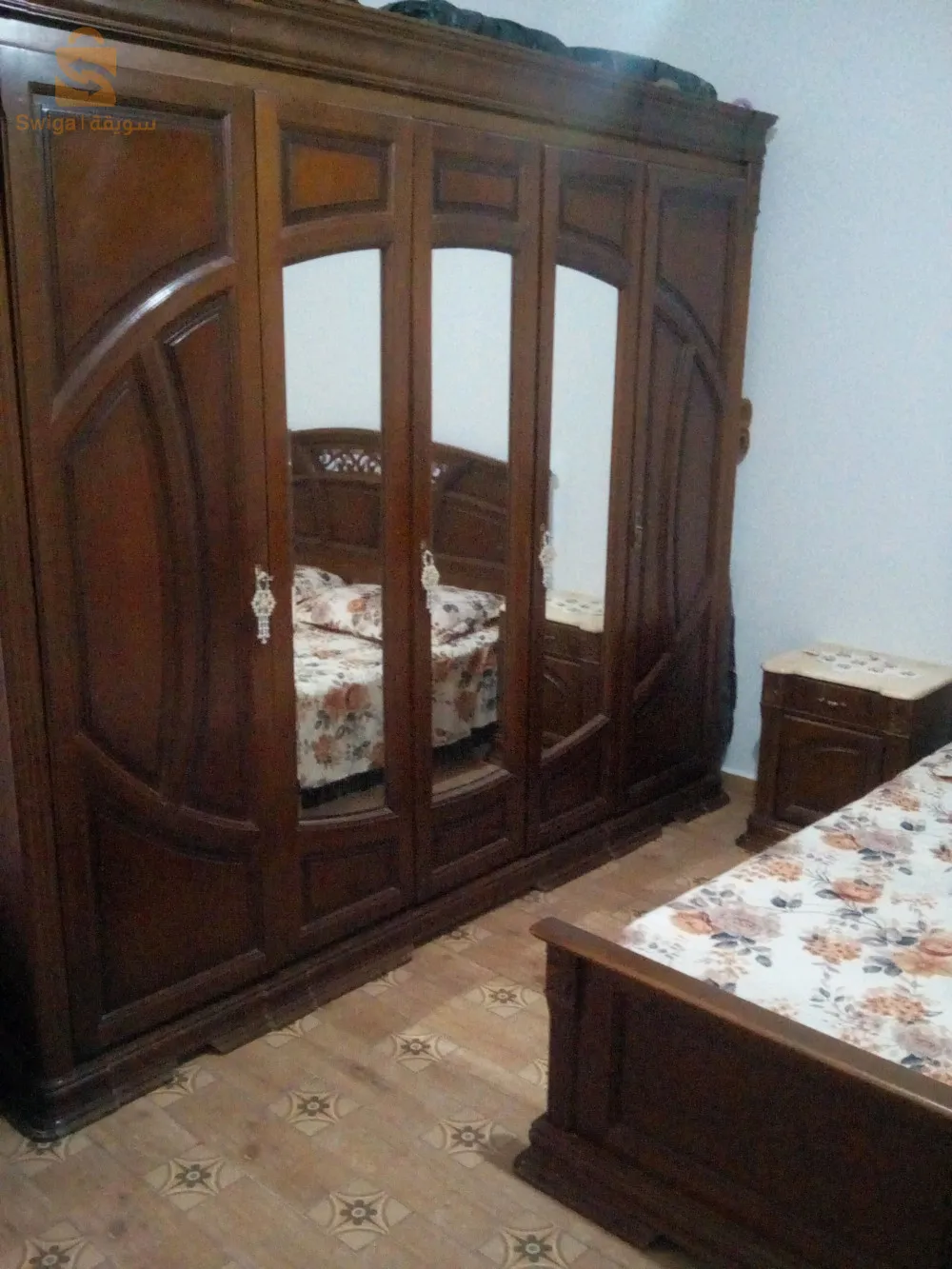 خزانة لغرفة كبيرة نسبيا