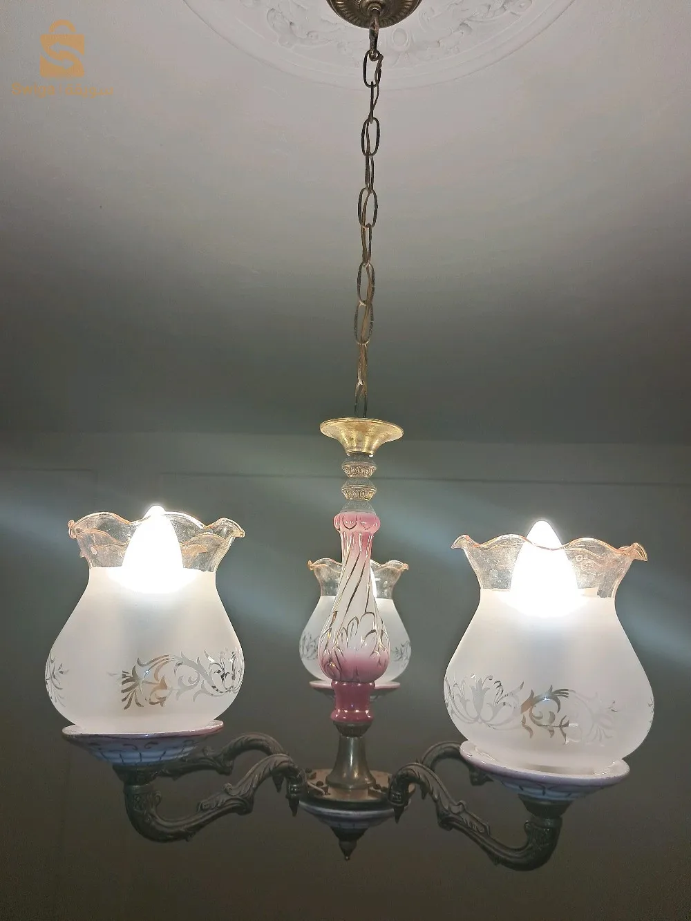 ثريا جميلة، عتيقة، لزخرفية التي تعود إلى الفترة النموذجية من ثلاثينات وأربعينات القرن الماضي، مصنوعة يدوياً بأسلوب ايطالي رفيع كابوديمونتي