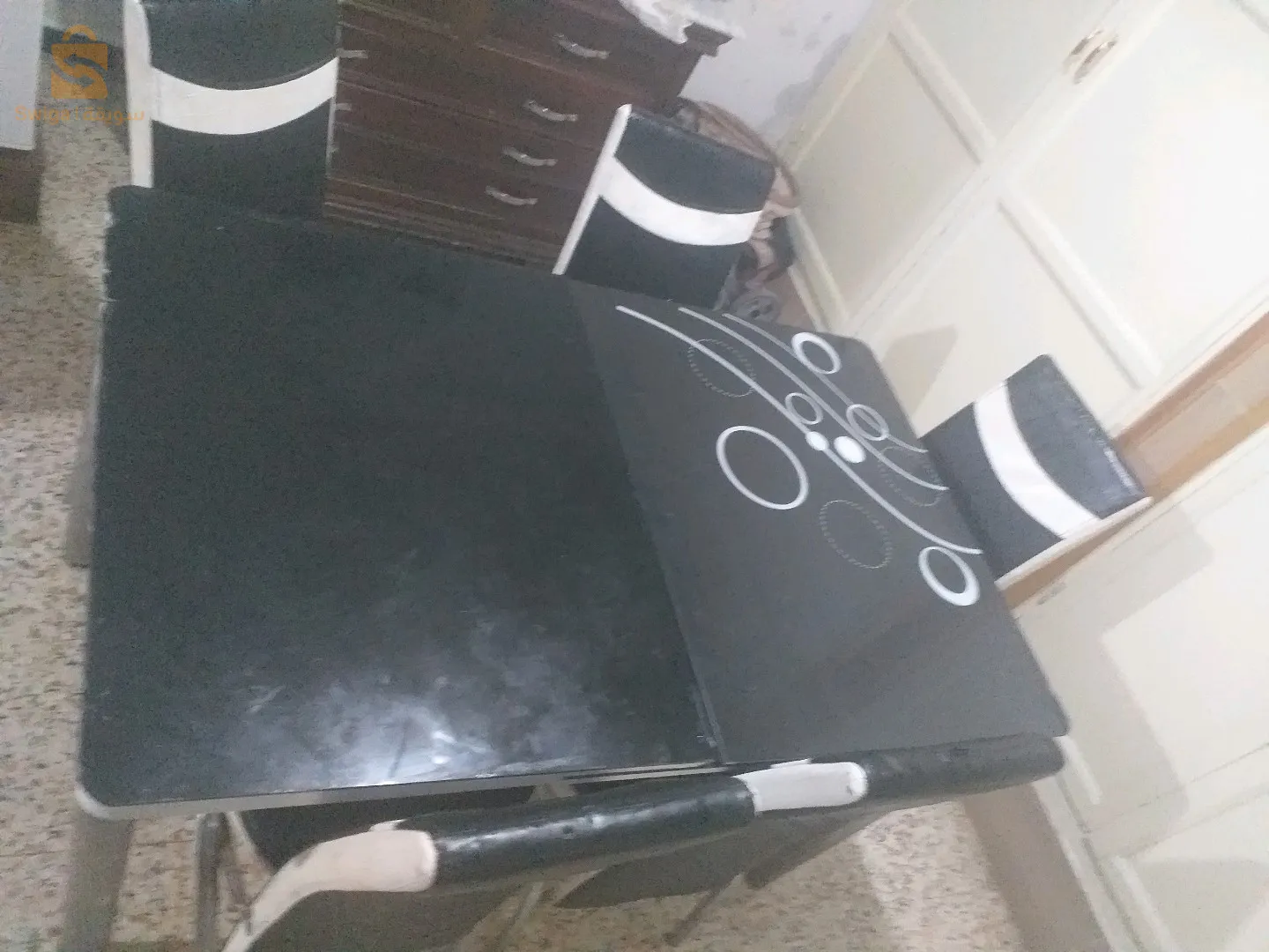 طابلة تفتح وتغلق ب 6 كراسي