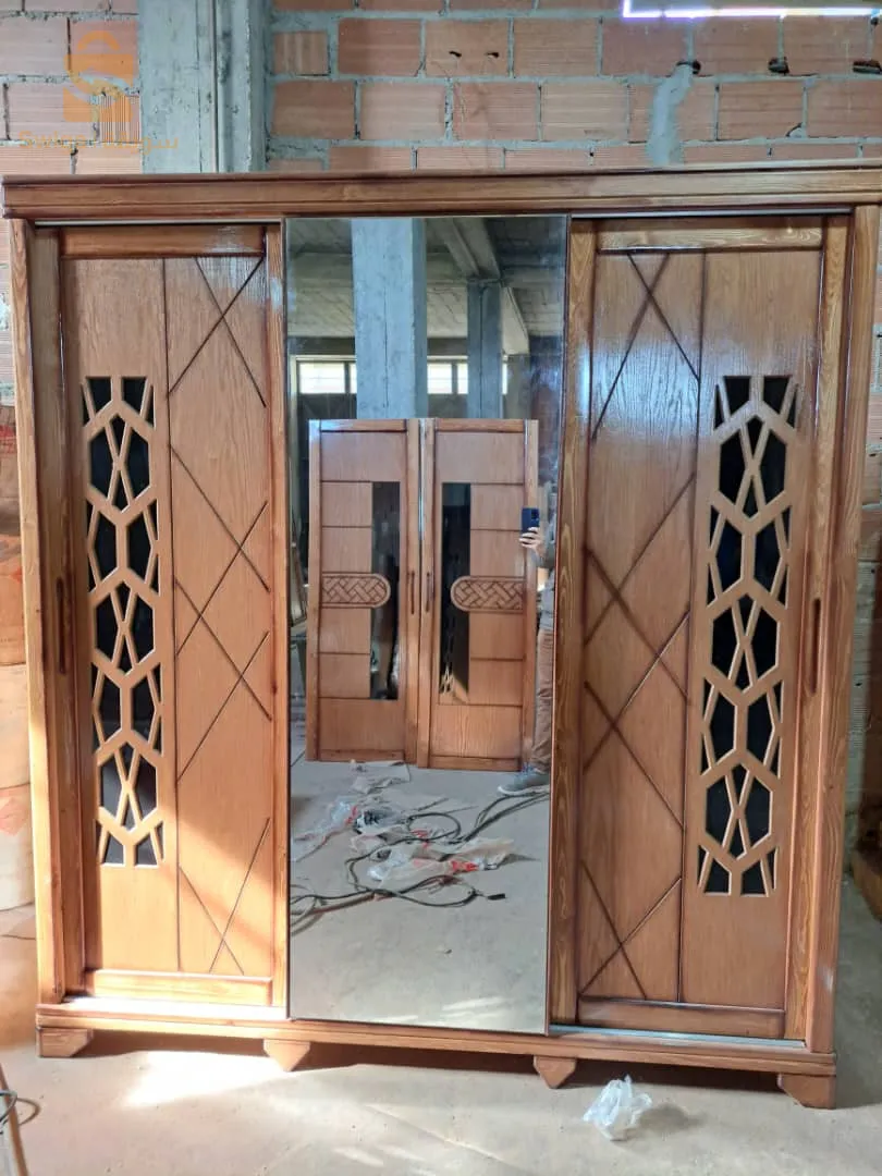 خزانة 3 ابواب منزلقة خشب أحمر بسعر ثلثملاين ونصف من الورشة مباشرة المكان البليدة شفة توصيل متوفر جميع الولايات