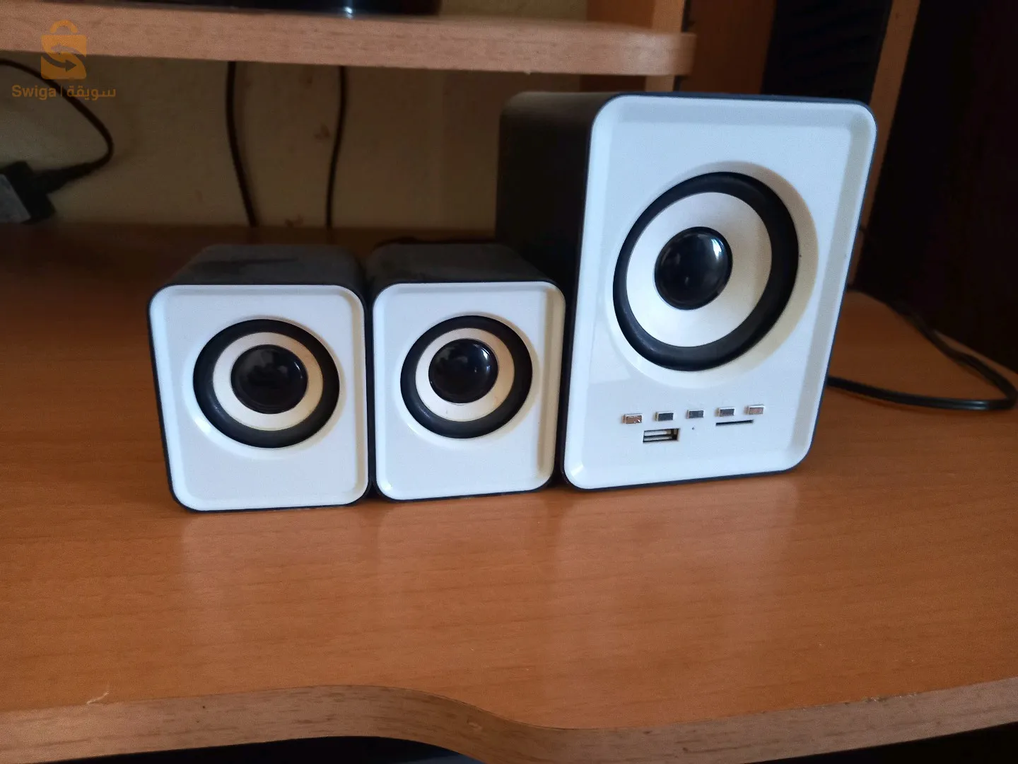 كل شئ ( حاسوب مع كل اشيائه المصورة و الطاولة ) ب مليون و خمسمائة 
ملاحظة: يوجد عطل في الوحدة المركزية unité centrale