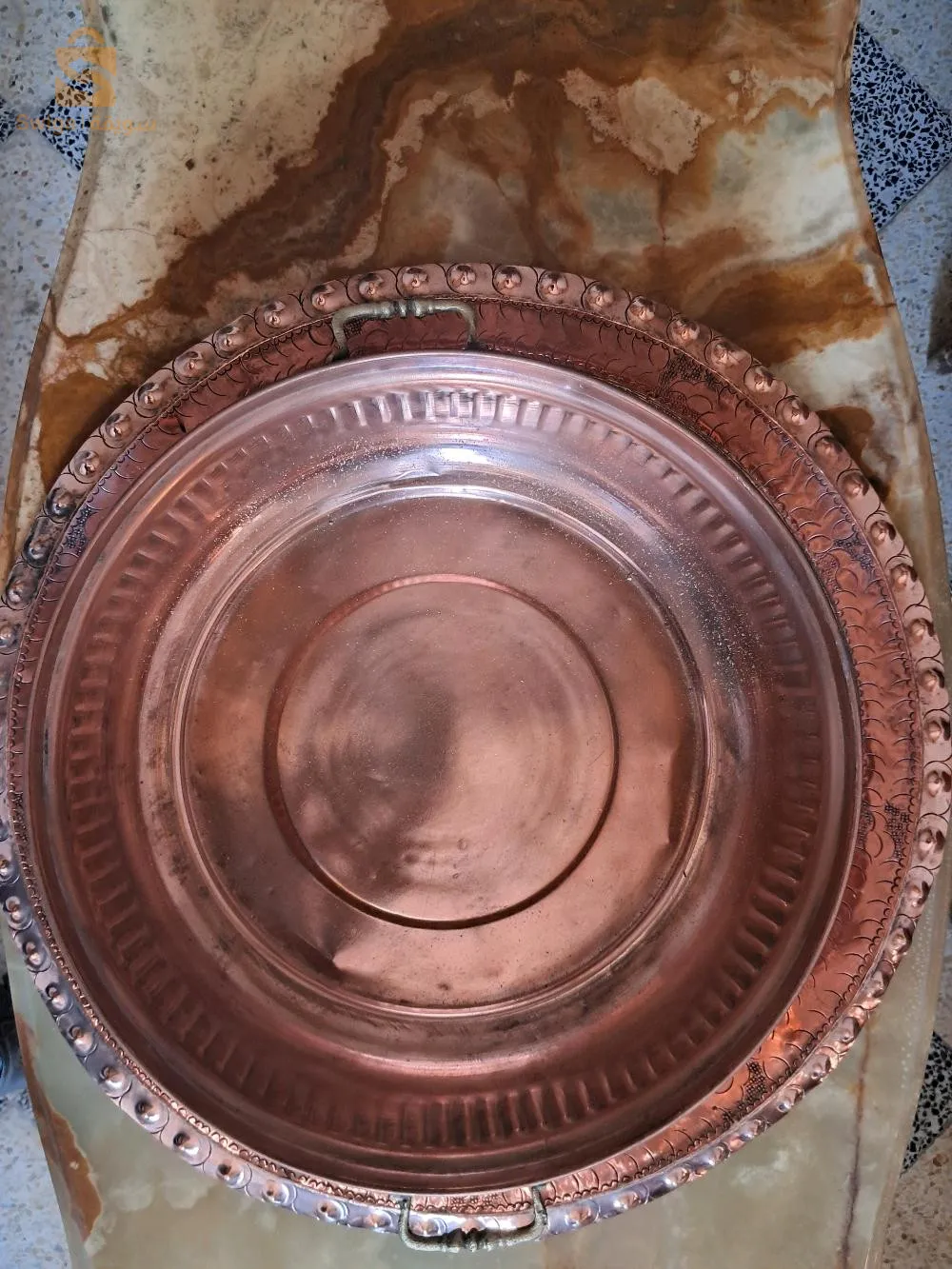 عرض بيع صحنين عشاء من النحاس بطراز عثماني. لهما نفس الشكل مع اختلاف طفيف بالحجم، بمظهر حرفي ساحر وتقليدي.