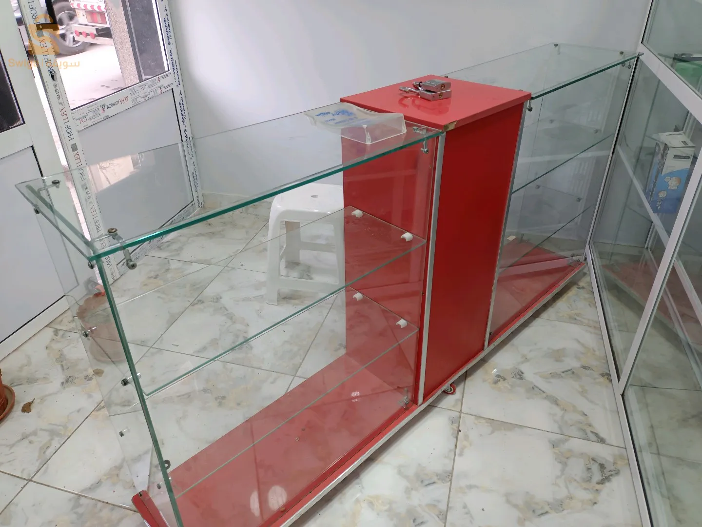 بيع عتاد محل كونطوار و فيترينة و كرسي