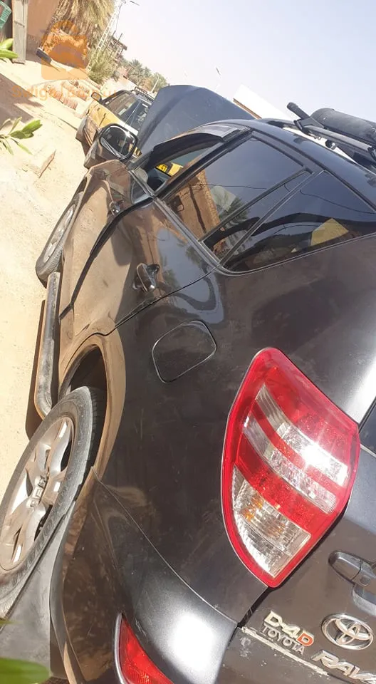 بيع سيارة تويوتا RAV4