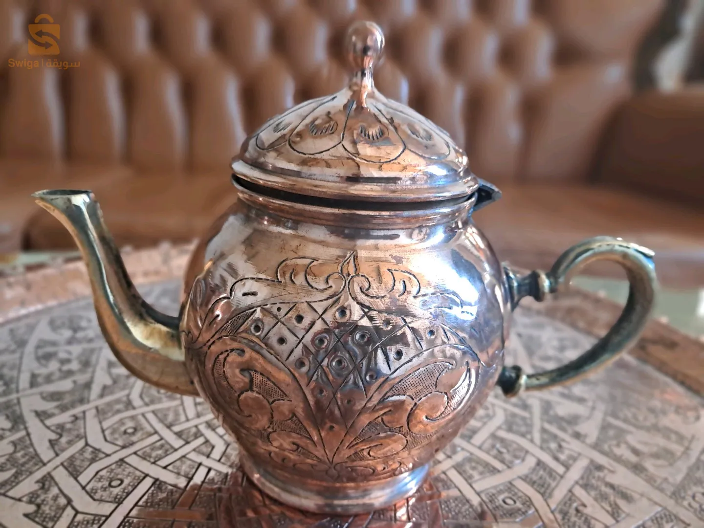 Mise en vente de magnifiques deux théières et une cafetière en cuivre. Elles sont toutes de formes et de tailles différentes, avec un charmant aspect artisanal et traditionnel.