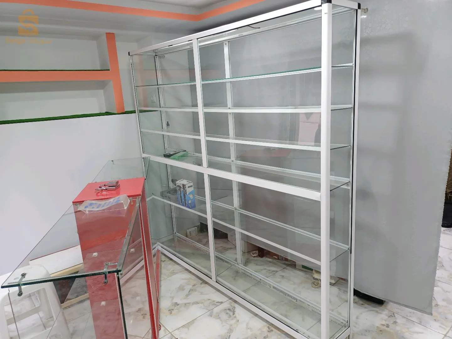 بيع عتاد محل كونطوار و فيترينة و كرسي