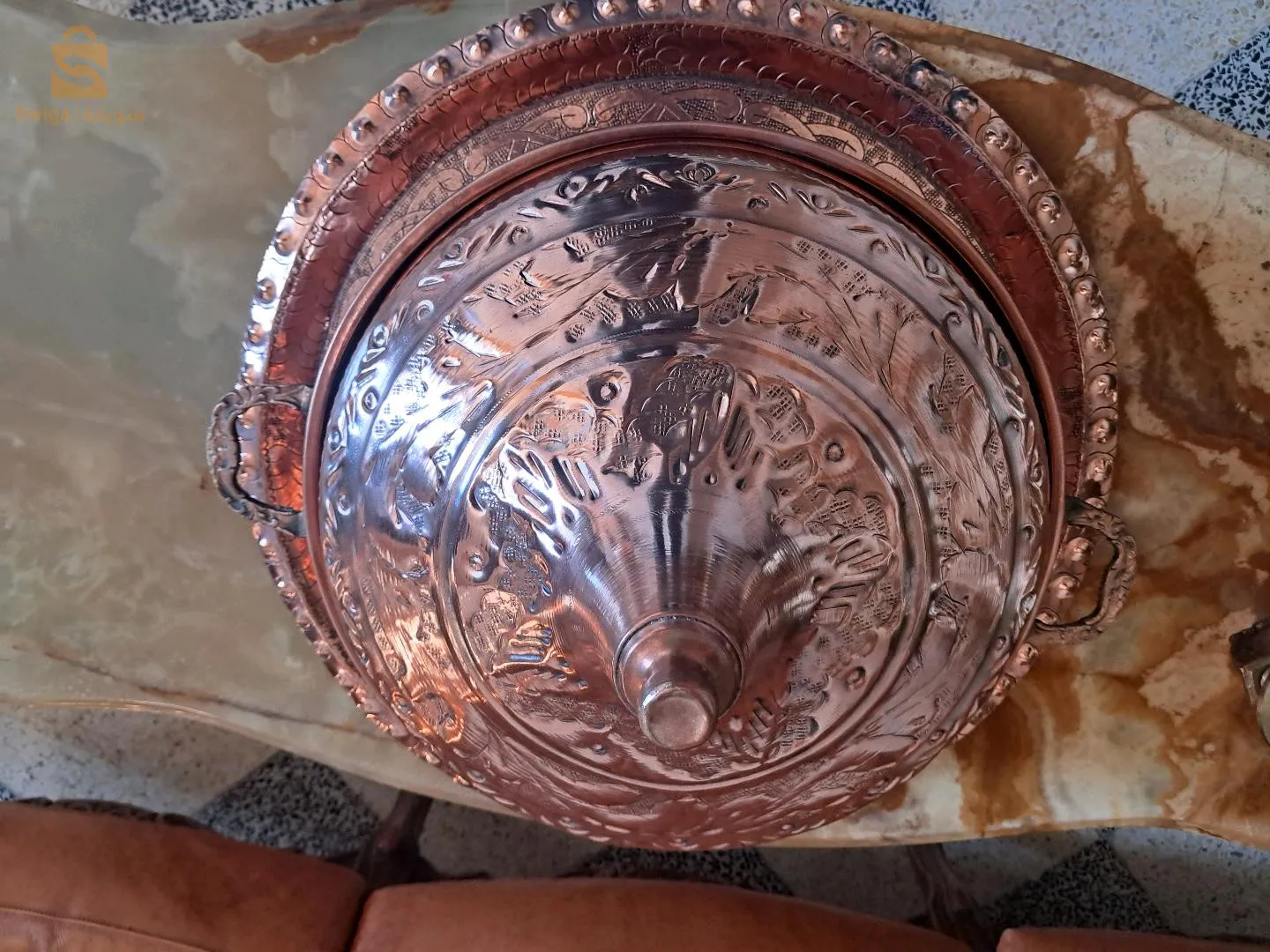 عرض بيع صحنين عشاء من النحاس بطراز عثماني. لهما نفس الشكل مع اختلاف طفيف بالحجم، بمظهر حرفي ساحر وتقليدي.