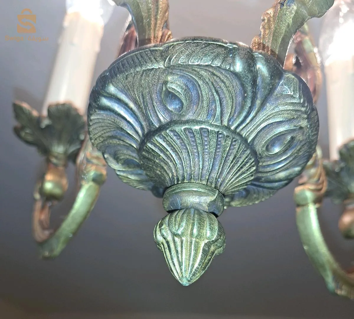 Élégant lustre cage en bronze doré du style Louis XV avec 04 lumières.