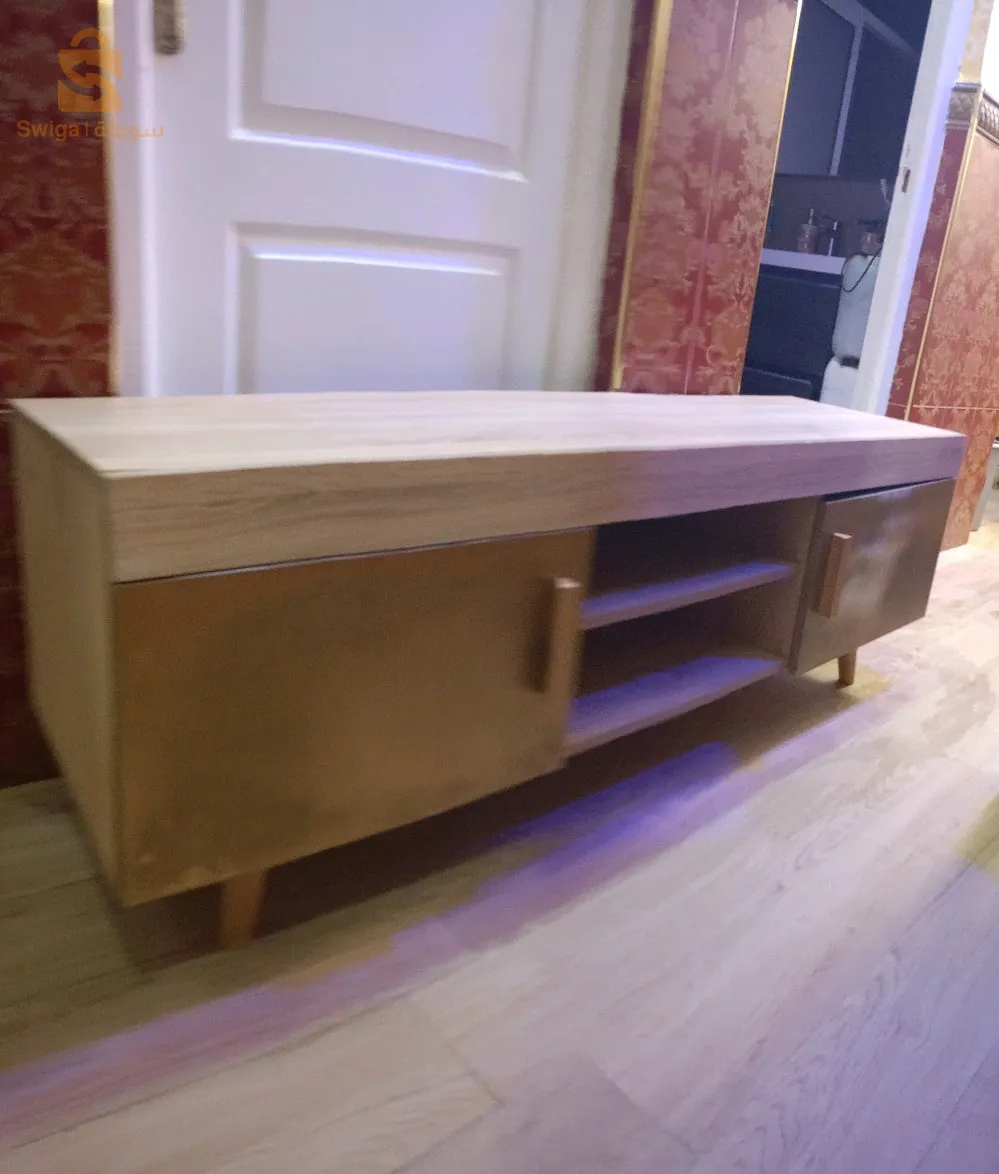 تابلا تحت فيها التلفاز