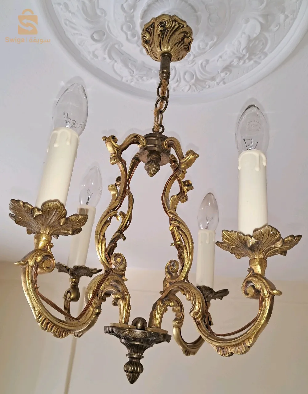 Élégant lustre cage en bronze doré du style Louis XV avec 04 lumières.