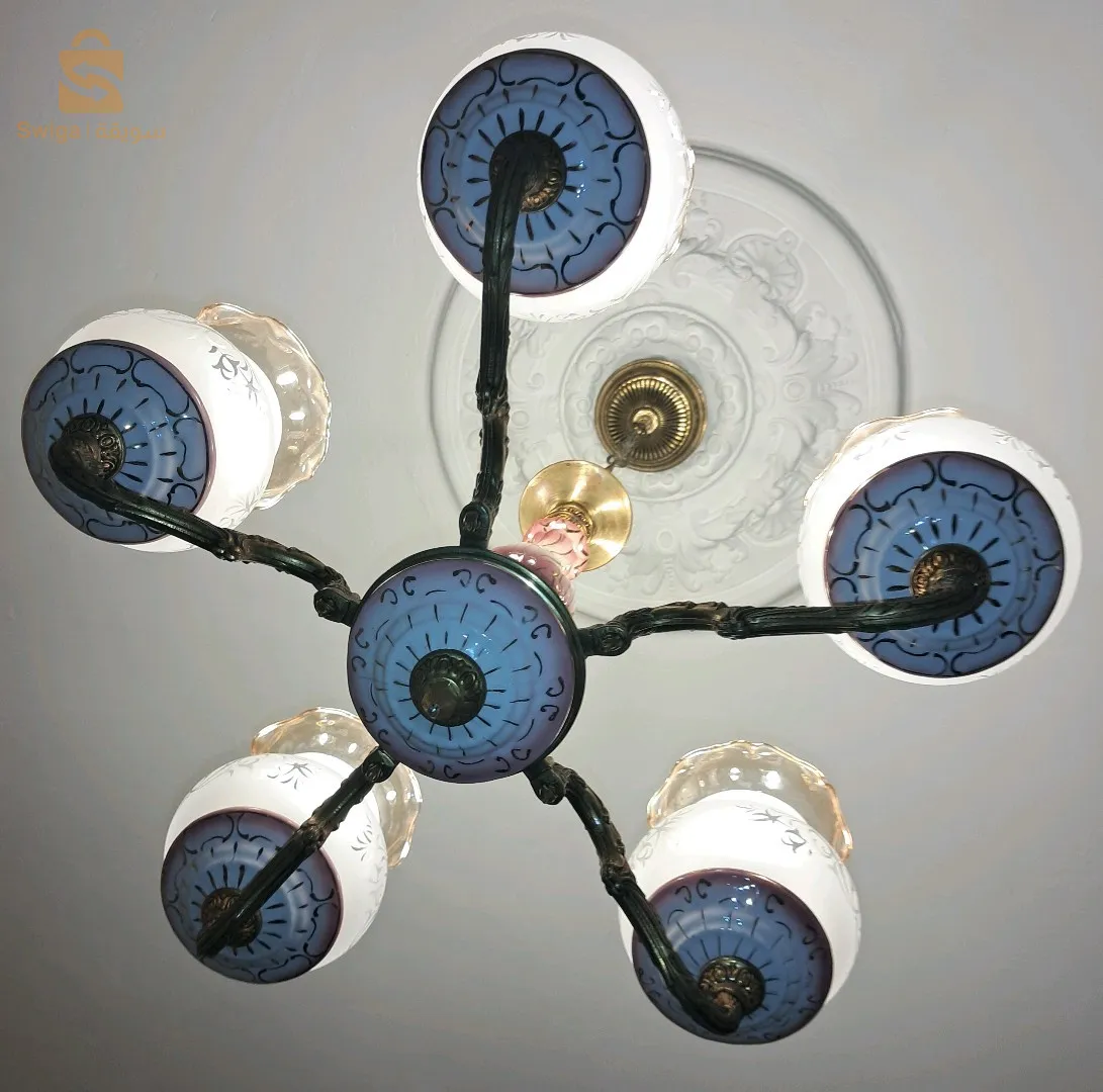 Sublime lustre de style Capodimonte à 5 bras en bronze et porcelaine italienne avec globes en verre.