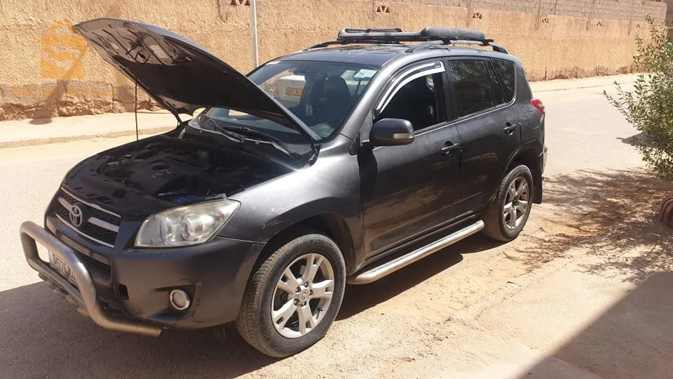 بيع سيارة تويوتا RAV4