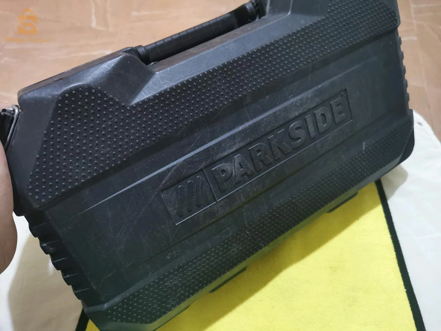 Caractéristiques :

Vitesse de rotation réglable de 10000  jusqu’à 28000 tr/min.

Semelle en aluminium réglable en hauteur pour la profondeur de coupe.

Poignée pivotante Soft grip à 2 positions.

Moteur de 250 W à démarrage progressif.

Adaptateur externe pour aspiration.
Poids : env. 1,4 kg (sans accessoires).

Tension de fonctionnement : 230 V ~, 50 h Z.

Longueur du câble : env. 4 m.