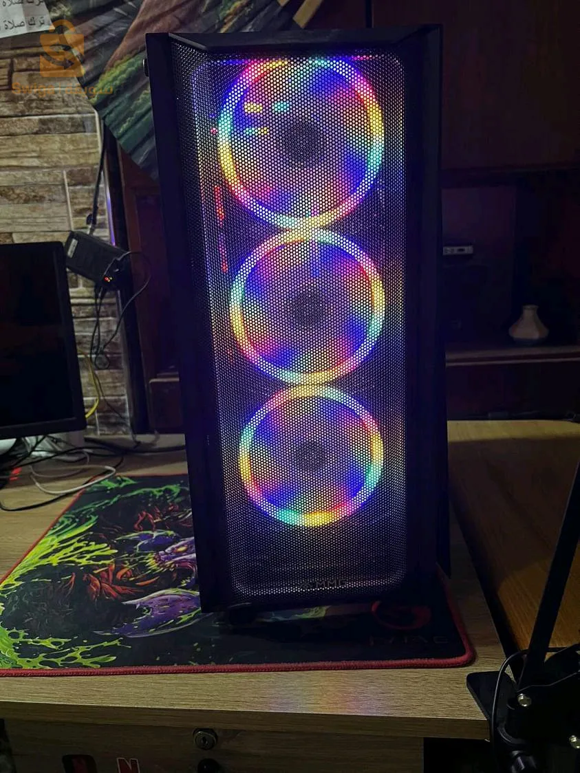 CM : Asus Strix Z270F
CPU : i7 7700k jamais overclocké
Refroidisseur Coolermaster T400
GPU : MSI 1060 6G jamais overclocké
Ram :  Asgard 16g 2x8 RGB
Alimentation 550w 
SSS + HDD
Boitier RGB