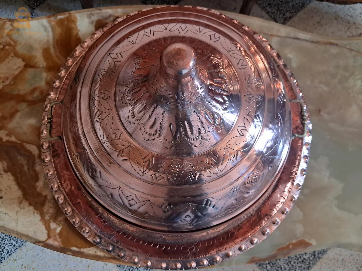 عرض بيع صحنين عشاء من النحاس بطراز عثماني. لهما نفس الشكل مع اختلاف طفيف بالحجم، بمظهر حرفي ساحر وتقليدي.