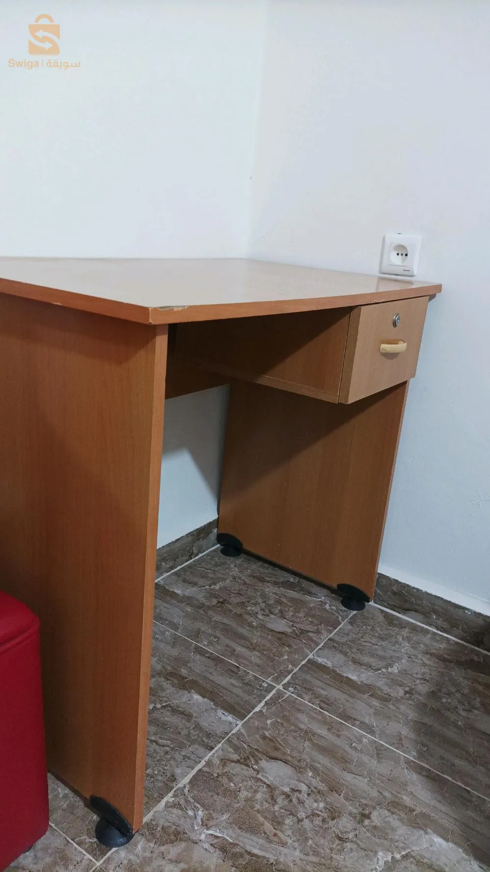 سرير طبي و مكتب للبيع