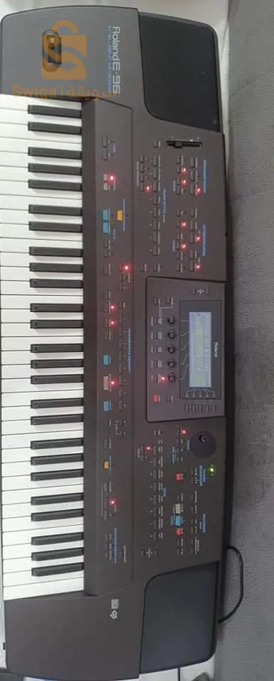حالة جيدة Roland E96