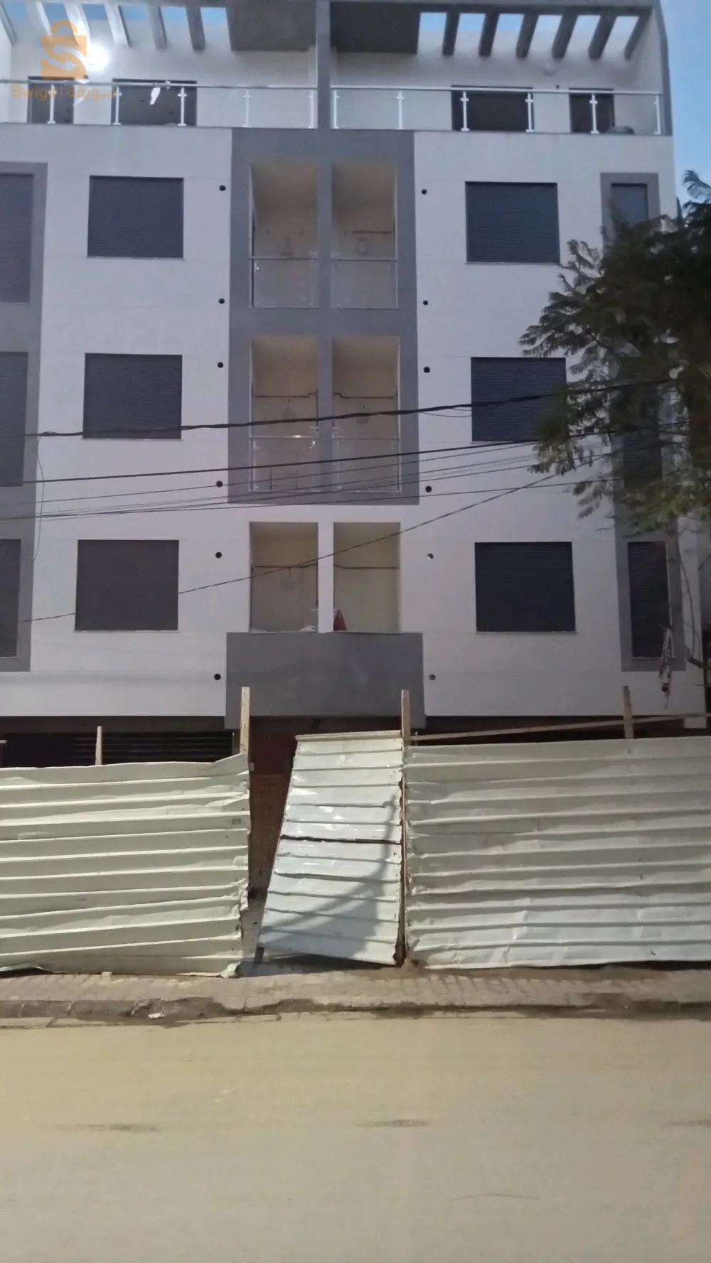 للبيع شقة ف4 في الطابق 3 بواجهتين +مرتي السيارة نصف جاهزة بكل الوثائق