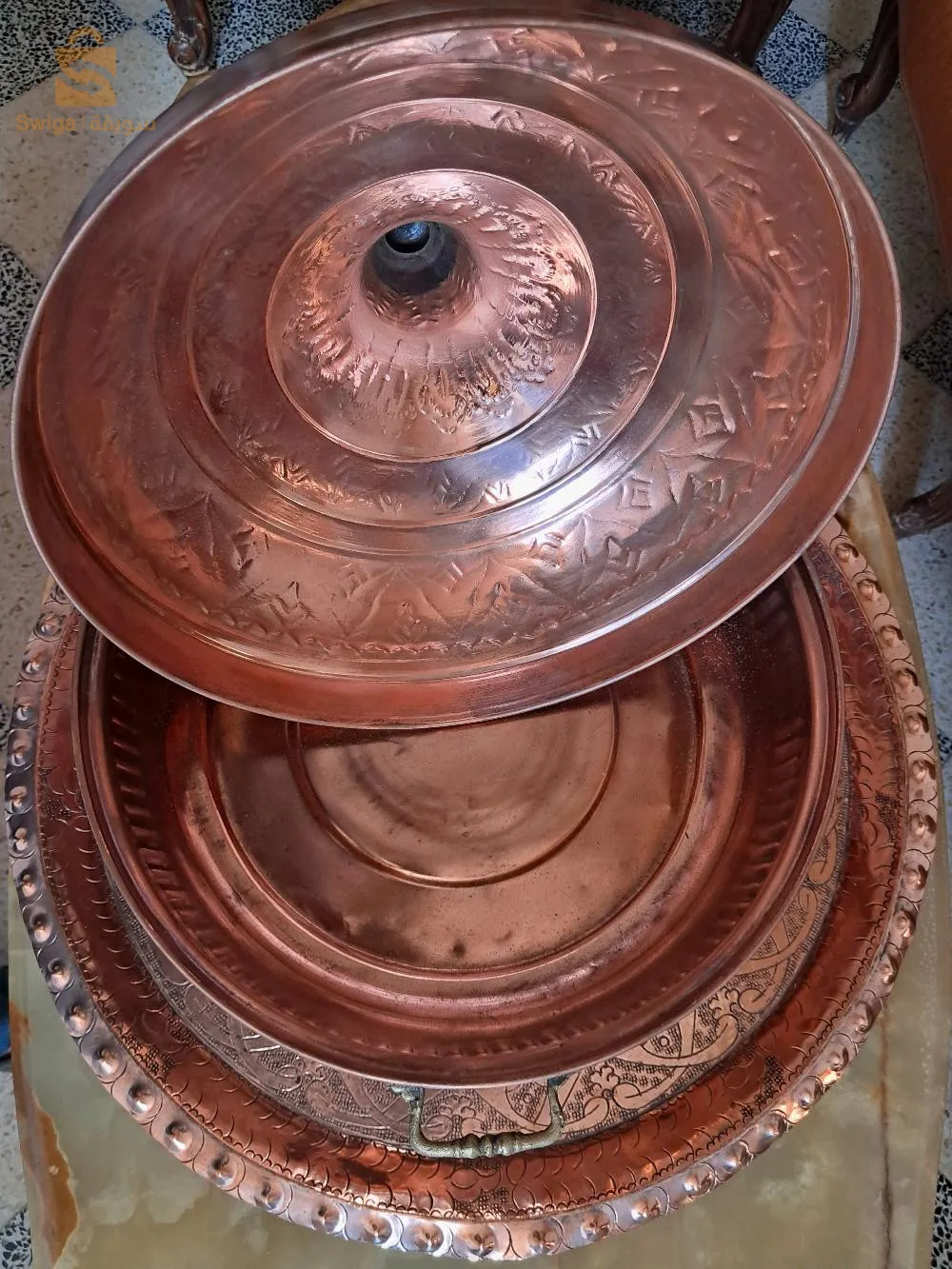 عرض بيع صحنين عشاء من النحاس بطراز عثماني. لهما نفس الشكل مع اختلاف طفيف بالحجم، بمظهر حرفي ساحر وتقليدي.