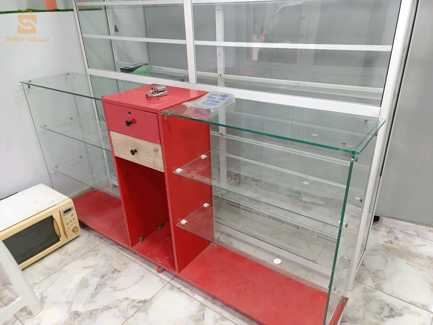 بيع عتاد محل كونطوار و فيترينة و كرسي