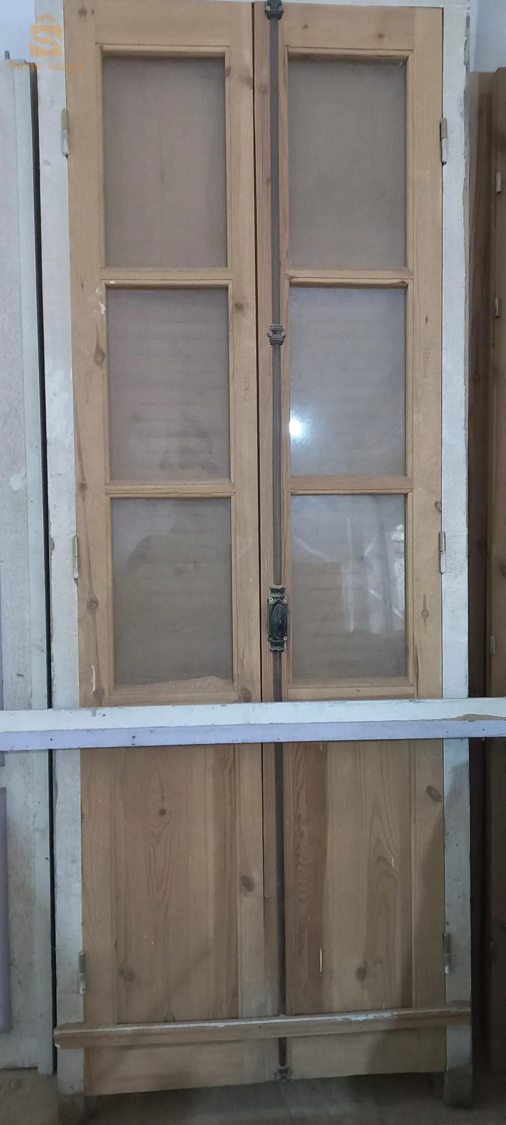 أبواب خشبية ونافذة