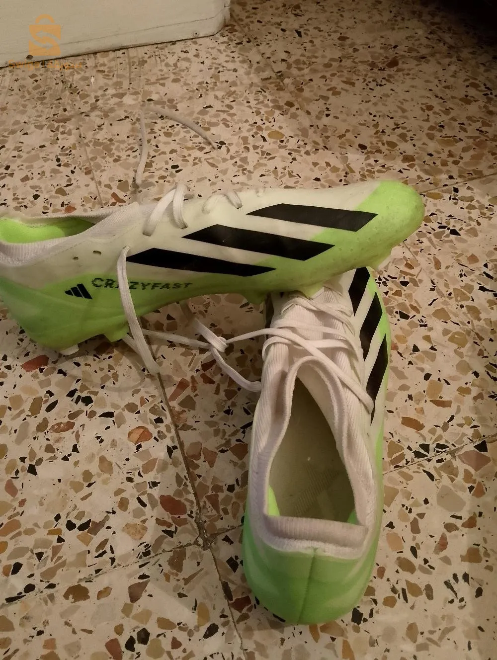 حذاء رياضي للبيع