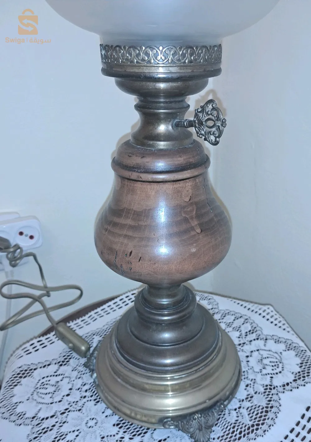 Gigantesque lampe de salon italienne, vintage, en laiton et bois de chêne avec abat-jour en verre.

زوج من المصابيح الكبيرة والكبيرة للصالون. ذات صنع ايطالي عتيق، من شبيه النحاس وخشب البلوط الرفيع مع قفص المصباح من الزجاج الشفاف