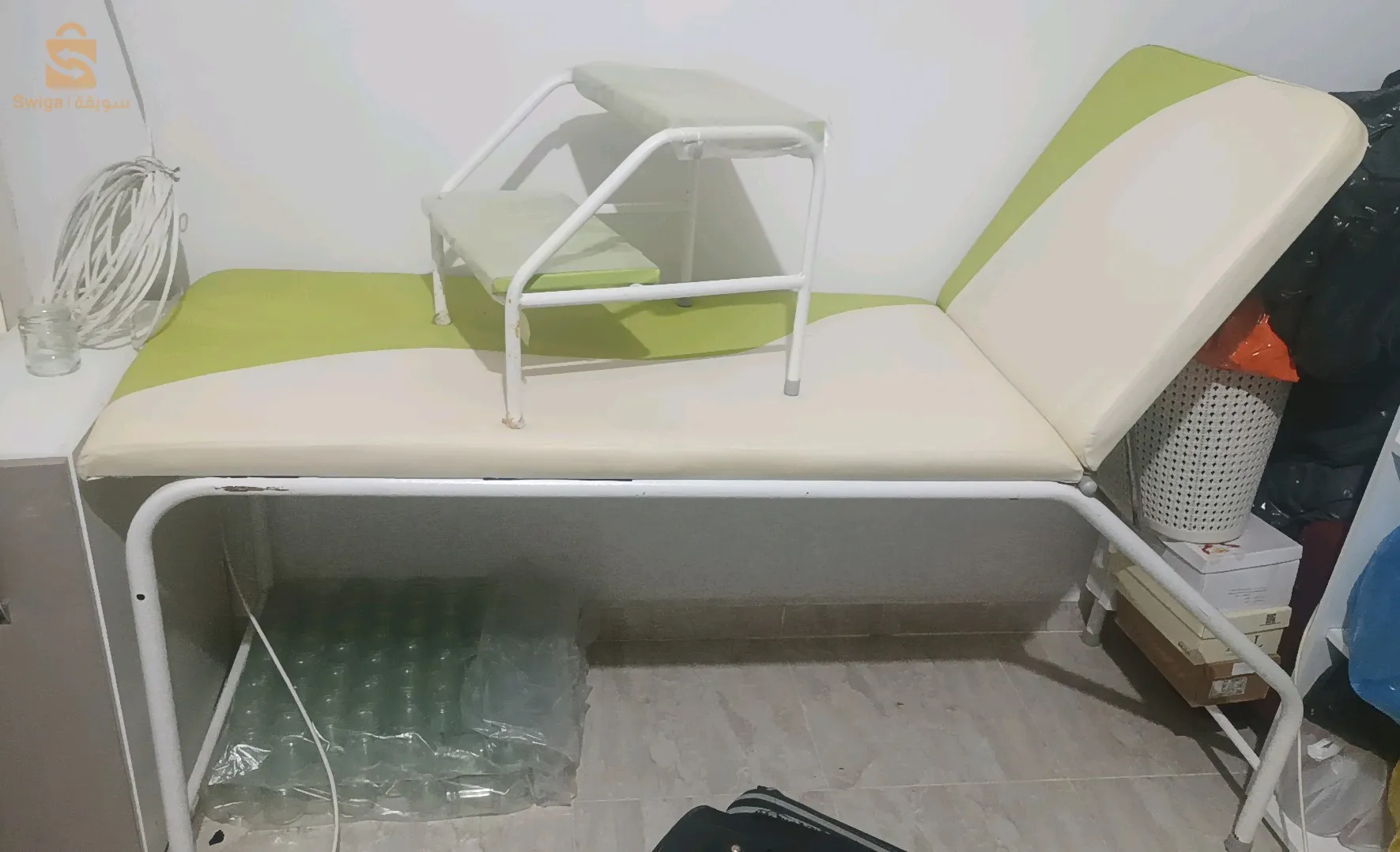 سرير طبي و مكتب للبيع