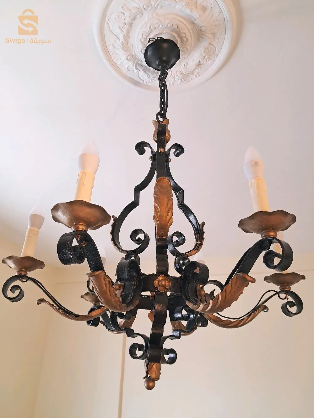 ثريا كبيرة وجميلة بستة شموع مصنوعة من الحديد المطاوع.