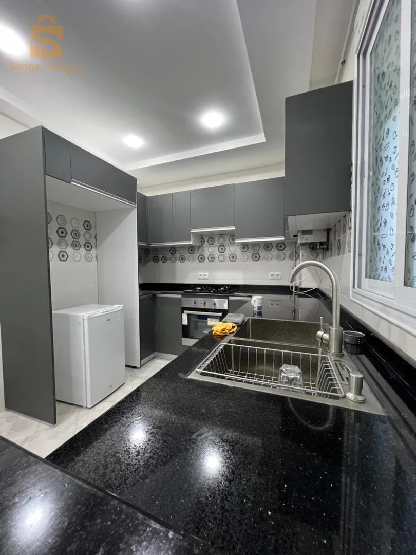 شقة للبيع مجهزة عصرية في قلب برج البحري كما في الصور