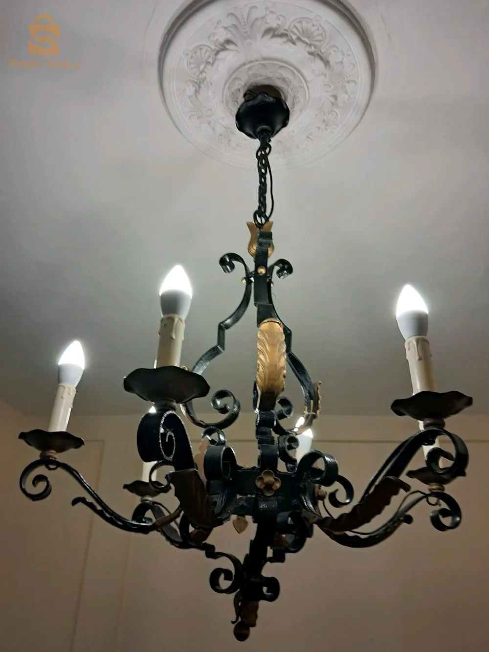 ثريا كبيرة وجميلة بستة شموع مصنوعة من الحديد المطاوع.