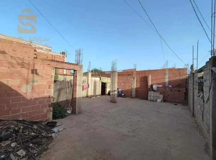 بناء غير مكتمل ب أوراق صافية و غاز و حي شعبي هادء