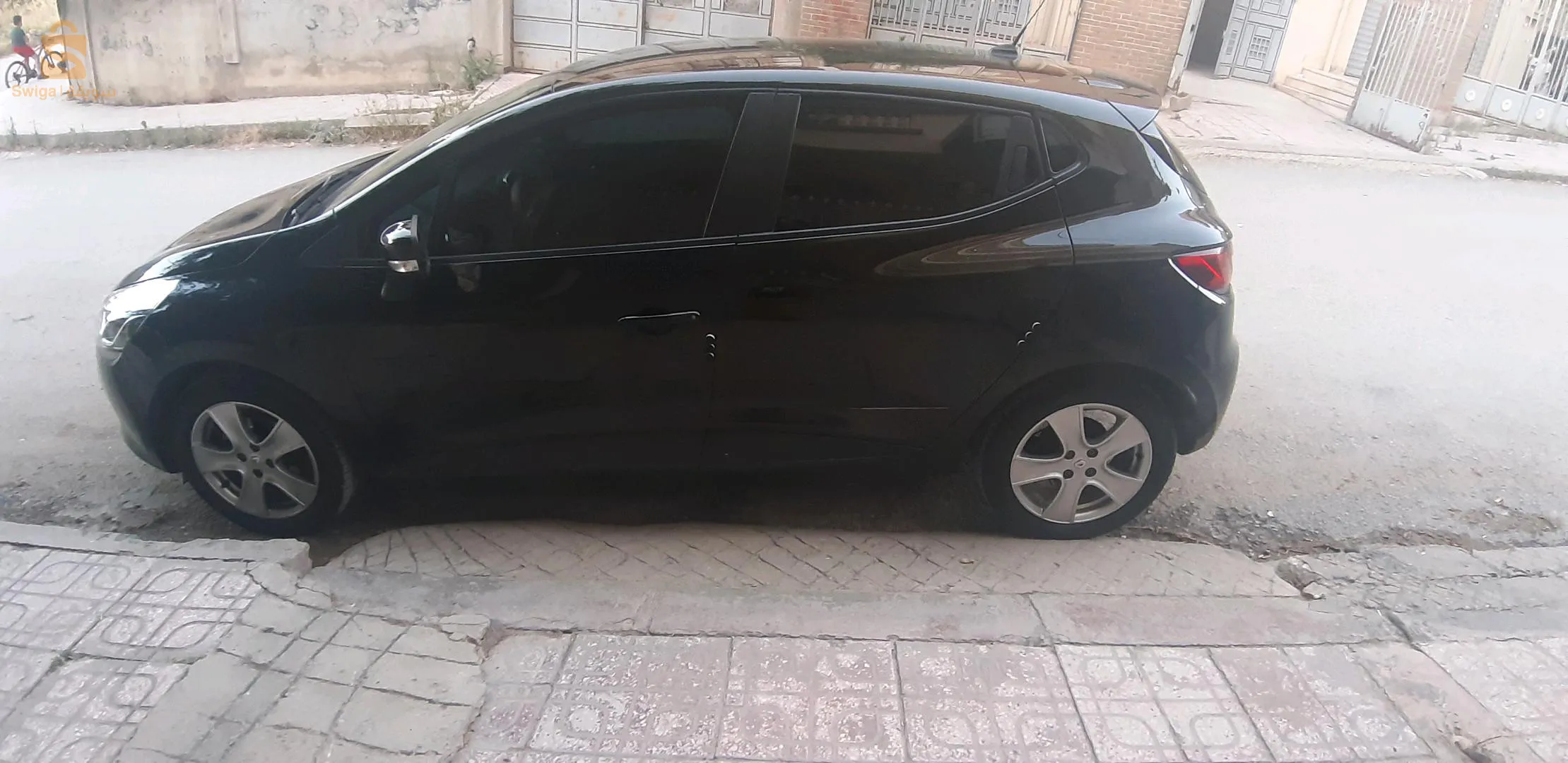 سيارة عائلية