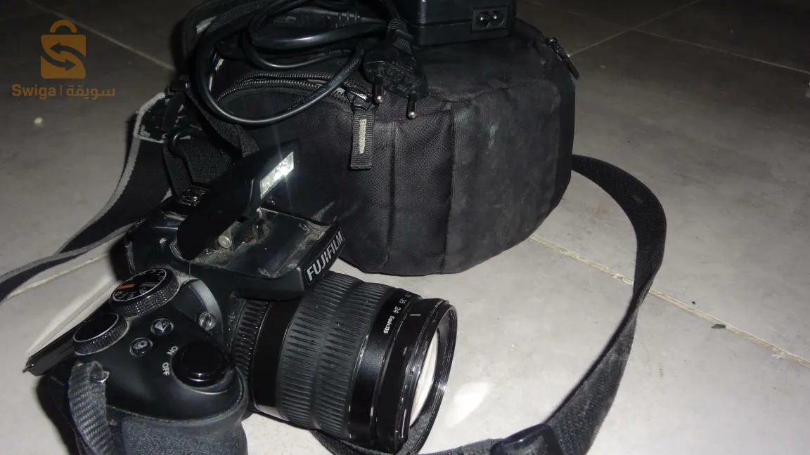 Fujifilm FINEPIX HS35 exr 
معاها شارجور وباتري وساكوشة تاع كميرة 
اوبجيكتيف راكب 30x